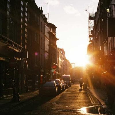 Giải Mã 'Ma Trận Định Giá' của Warren Buffett: Bí Kíp Tìm Cổ Phiếu Kim Cương!