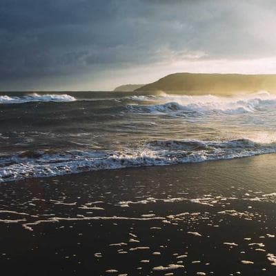 Ánh Sáng Từ Đôi Bàn Chân: Khi Bóng Tối Không Còn Là Rào Cản