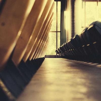 Chiếc Hũ Rỗng Của Bà Năm: Tiếng Chạm Của Đất Và Nghệ Thuật Giữ Tiền Giữa Lòng Hội An