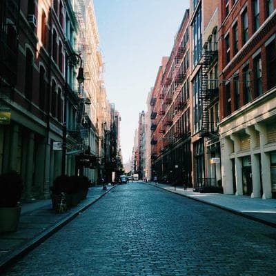 Quản Trị Cloud Thực Dụng | Tập 3: Docker: Khi 'Chiếc Hộp' Trở Thành Vũ Khí Tối Thượng Của Kỹ Sư Cloud