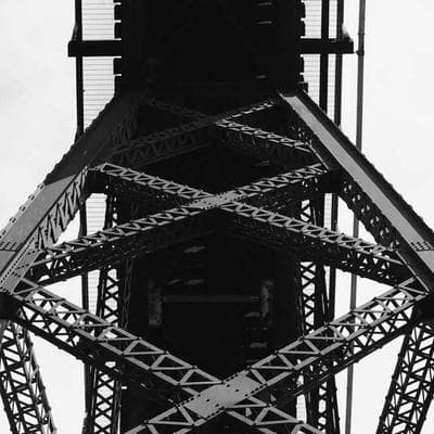 Mài Mười Năm Để Thấy Một Khoảnh Khắc: Phạm Trà My Và Triết Lý Tối Giản Giữa Lòng Sơn Mài