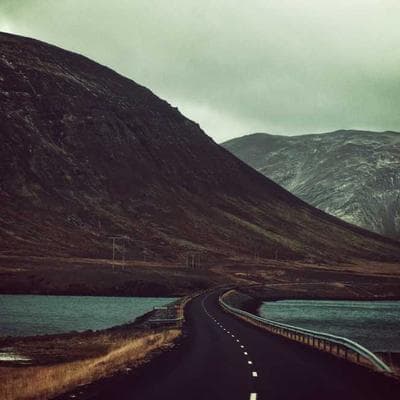 Cỗ Máy Sản Xuất 'Tình Yêu': Giải Mã Thuật Toán Cảm Xúc Phía Sau Đế Chế K-pop