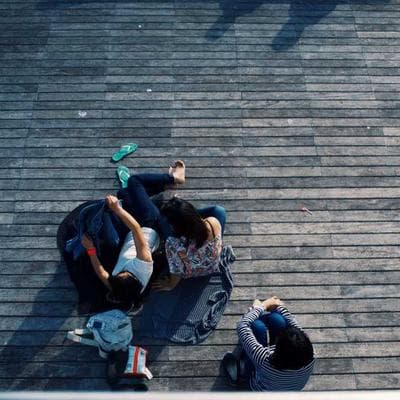 Hào Quang Từ Những Ngón Tay Lem Bùn: Đi Tìm Sắc Đỏ Của Vua